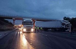 Seyir halindeki 2 TIR’ın karıştığı kazada...