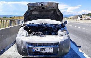 Seyir halindeki aracın motoru yandı