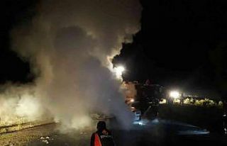 Seyir halindeki otomobil yanarak pert oldu