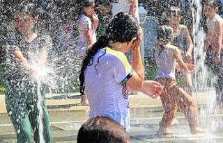 Sıcaktan bunalan çocuklar fıskiyelerde serinledi