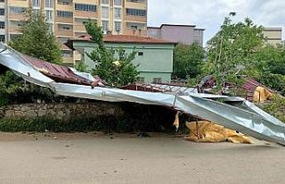 Şiddetli rüzgar çatıyı böyle uçurdu