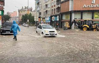 Şiddetli yağış hayatı felç etti