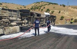 Siirt’te mazot yüklü tır devrildi, itfaiye ekipleri...