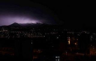 Şimşekler Erciyes’i aydınlattı, muhteşem fotoğraf...
