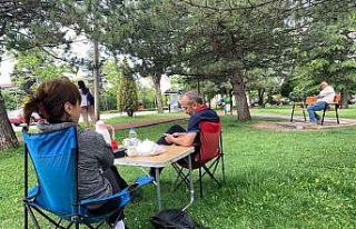 Sınava heyecanını piknik keyfiyle bastırdılar