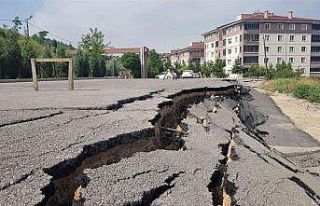 Site otoparkında heyelan meydana geldi