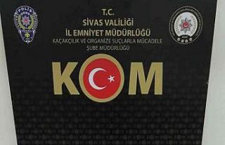 Sivas’ta piyasaya sahte para sokarken yakalandılar