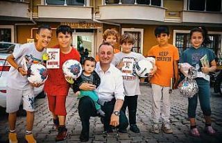 Sokaklarını temizleyen çocuklara belediye başkanından...