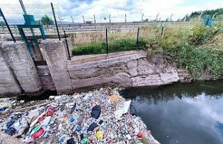 Sulama kanalı çöplüğe döndü