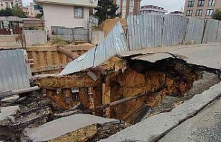 Sultangazi’de inşaat alanı yanındaki yol çöktü