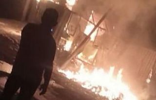 Sultangazi’de işçilerin kaldığı baraka alev...