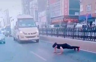 Sultangazi’de yabancı uyruklu şahıs yol ortasında...