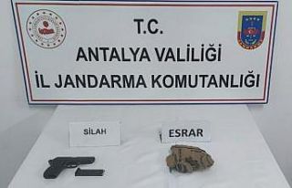 Şüpheli şahısların üzerinde ruhsatsız tabanca...