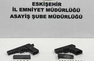 Şüpheli şahısların üzerinde silah ele geçirildi