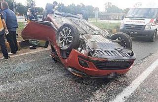 Takla atan otomobildeki 4 kişi yaralandı