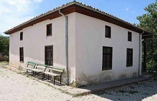 Tarihi camii restorasyon bekliyor.