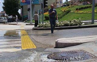 Taşan kanalizasyon suyu vatandaşı çileden çıkardı