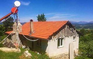 Tek geçim kaynağı hayvancılık olan Mehmet Dede...