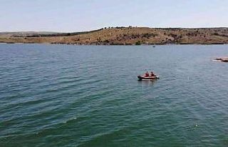 Tekneyle açıldı, yüzerek kıyıya ulaşmaya çalıştı:...