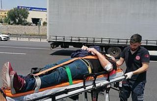 TEM’de motosiklet bariyerlere çarptı: 2 yaralı