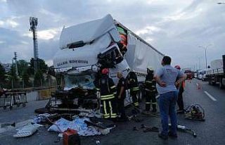 TEM’de sürücüsü uyuyan tır, başka tıra arkadan...