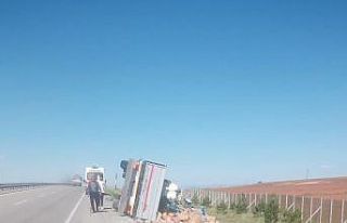 Temizlik malzemesi yüklü tır devrildi;1 yaralı