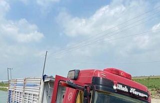 Tır sulama kanalına düştü