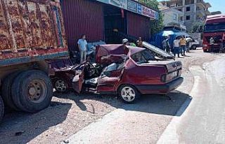 Tıra çarpan otomobilin sürücüsü yaralandı