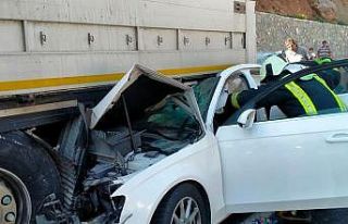 Tıra ok gibi saplanan otomobildeki 2 kişi yaralandı