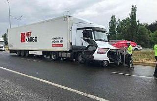 Tırın çarptığı otomobil sürücüsü hayatını...