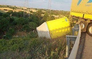 Tırın dorsesi uçurumda asılı kaldı