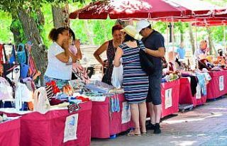 Toros kadınları ürünlerini sergiliyor