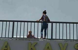 Trafiğin yoğun olduğu köprüde intihar girişimi