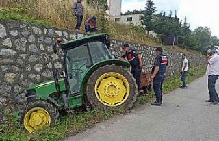 Traktör istinat duvarına çarptı: 1 yaralı
