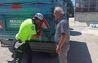 Traktör sürücüleri römorklarına reflektör taktı