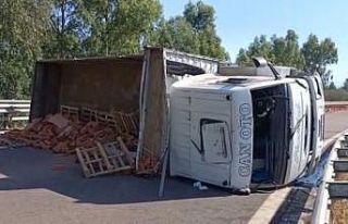 Tuğla yüklü kamyon devrildi, otoyol trafiğe kapandı