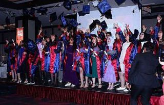 Tüm senenin yorgunluğu mezuniyetle atıldı