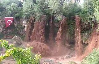Turistik şelale sel sularından nasibini aldı