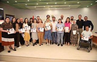 Türk işaret dili eğitimi alan belediye personeline...