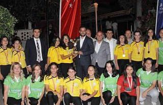 Türkiye şampiyonu okula coşkulu kutlama