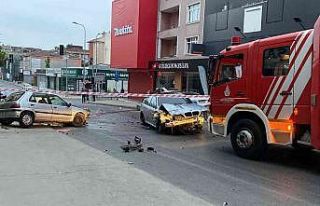 Ümraniye’de çarpışan iki otomobil park halindeki...