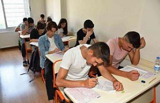 Üniversite adayları YEGEM ile sınava hazırlanıyor