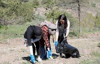 Üniversite öğrencileri çevre temizliği yaptı