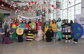 Üniversite öğrencilerinin sergisi kostümlü baloları...