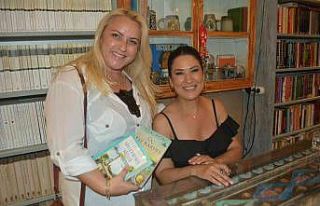 Ünlü oyuncu ve yazar İclâl Aydın’ın imza gününe...