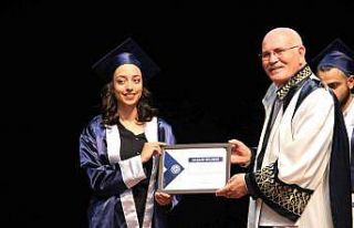 Uşak Üniversitesi mezunlarını meslek yaşamlarına...