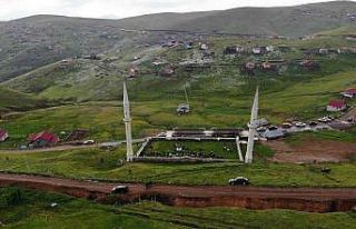 Üstü açık camide 561 yıldır çimen üzerinde...