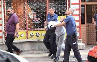 Üvey annesini darp edip kendini eve kilitleyen genci...