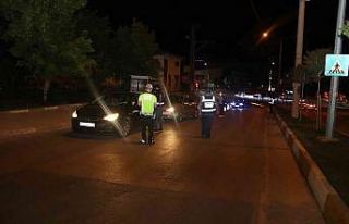 Uygulamada 894 kişinin kimliği kontrol edildi