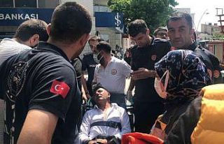 Üzerine benzin döküp kendini yakmaya kalkıştı,...